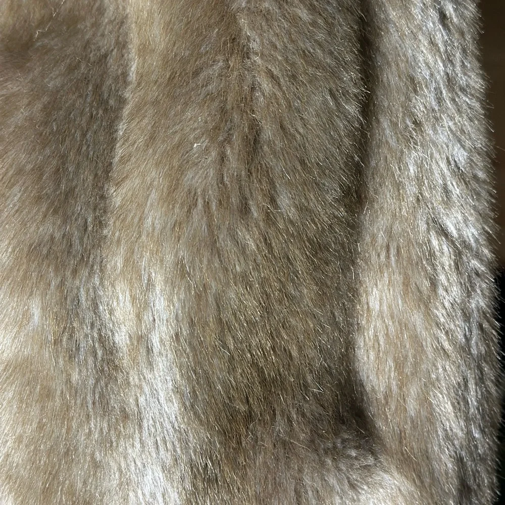 EUC Women’s Gorgeous Vintage Faux Fur Coat - Picture 6 of 14